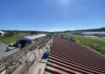 rozoberanie strechy a konštrukcie premyselnej budovy